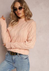 Renee - Różowy Sweter w Warkoczykowy Splot Mikke. Kolor: różowy. Materiał: dzianina, tkanina. Długość rękawa: długi rękaw. Długość: długie. Wzór: ze splotem. Styl: klasyczny #3