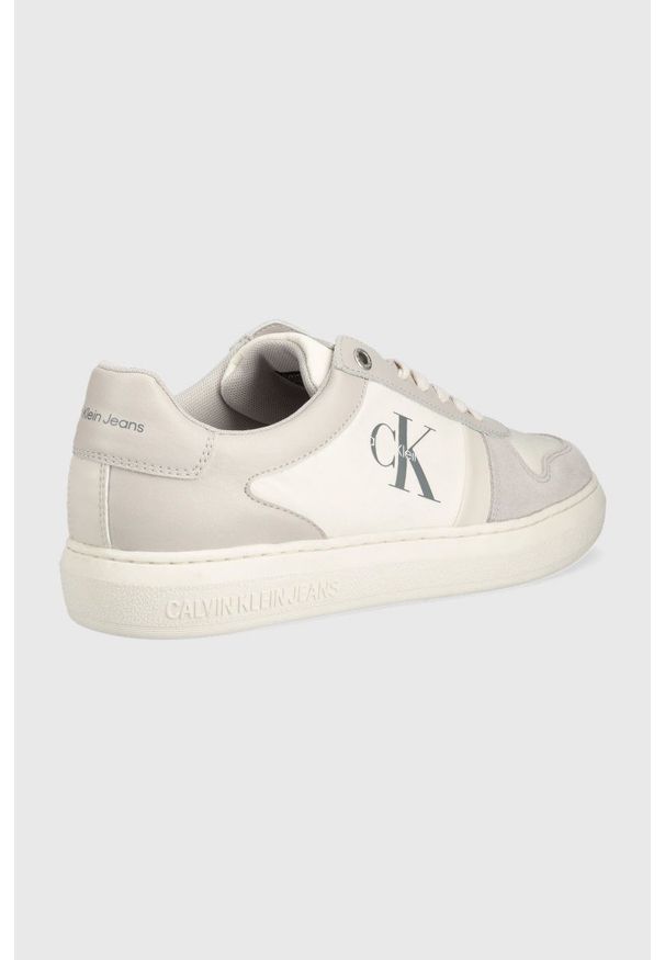 Calvin Klein Jeans sneakersy kolor beżowy. Nosek buta: okrągły. Zapięcie: sznurówki. Kolor: beżowy. Materiał: guma