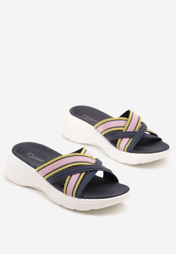 Born2be - Granatowe Klapki na Piankowym Koturnie z Tweedowymi Paskami Ulioviela. Okazja: na co dzień. Kolor: niebieski. Materiał: jeans. Wzór: paski. Obcas: na koturnie. Styl: klasyczny, elegancki, casual
