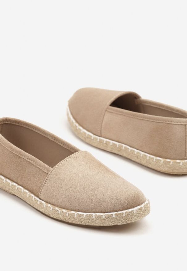 Renee - Ciemnobeżowe Espadryle Vices na Podeszwie Zdobionej Plecionką Sesoriela. Okazja: na co dzień. Zapięcie: bez zapięcia. Kolor: beżowy. Materiał: jeans. Wzór: aplikacja. Sezon: lato, wiosna. Styl: casual