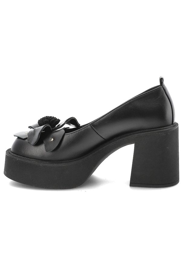 Czarne Półbuty Karino Eleganckie Obuwie Damskie Na Obcasie. Okazja: na co dzień. Kolor: czarny. Materiał: jeans, skóra. Wzór: kwiaty. Obcas: na obcasie. Styl: elegancki. Wysokość obcasa: średni