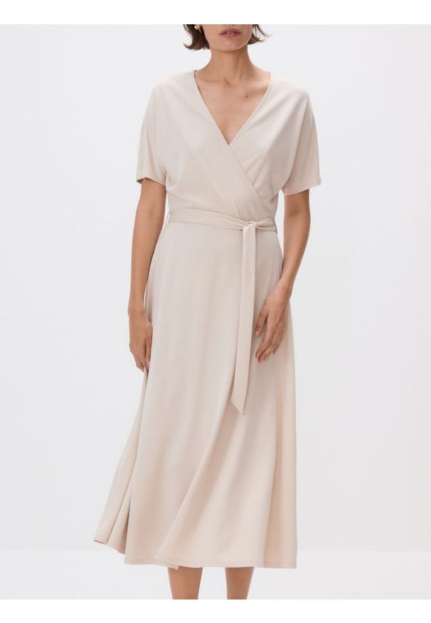 Reserved - Sukienka midi z modalem - kremowy. Kolor: kremowy. Materiał: dzianina. Długość: midi