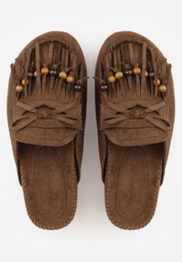 Renee - Ciemnobrązowe Klapki VICES Mule Ozdobione Frędzlami Koralikami i Kokardą Eathelena. Okazja: na plażę. Kolor: brązowy. Wzór: aplikacja. Sezon: lato #9