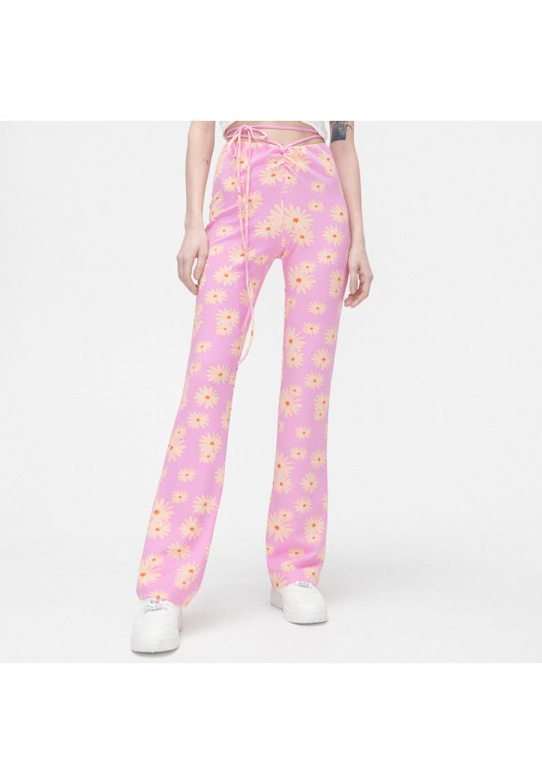 Cropp - Różowe spodnie flare w kwiaty - Różowy. Stan: podwyższony. Kolor: różowy. Materiał: dzianina. Wzór: kwiaty