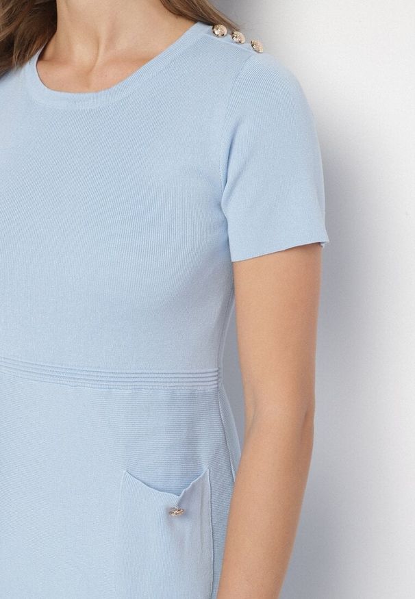 Born2be - Jasnoniebieska Wiskozowa Sukienka Ozdobiona Guzikami Erisiel. Okazja: na co dzień, na imprezę, na spotkanie biznesowe. Kolor: niebieski. Materiał: wiskoza. Długość rękawa: krótki rękaw. Wzór: aplikacja. Sezon: lato. Typ sukienki: proste. Styl: elegancki, biznesowy, casual