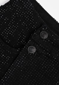 Born2be - Czarne Jeansowe Spódnico-Szorty w Eleganckim Stylu z Bawełną i Cyrkoniami Delatia. Okazja: na co dzień. Stan: podwyższony. Kolor: czarny. Materiał: bawełna, jeans. Wzór: aplikacja. Styl: elegancki #7