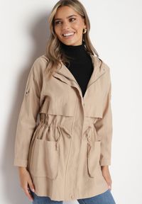 Born2be - Jasnobeżowa Kurtka Parka z Nieodpinanym Kapturem i Troczkiem w Pasie Mevarie. Okazja: na co dzień. Kolor: beżowy. Materiał: jeans. Wzór: aplikacja. Styl: casual, sportowy #3