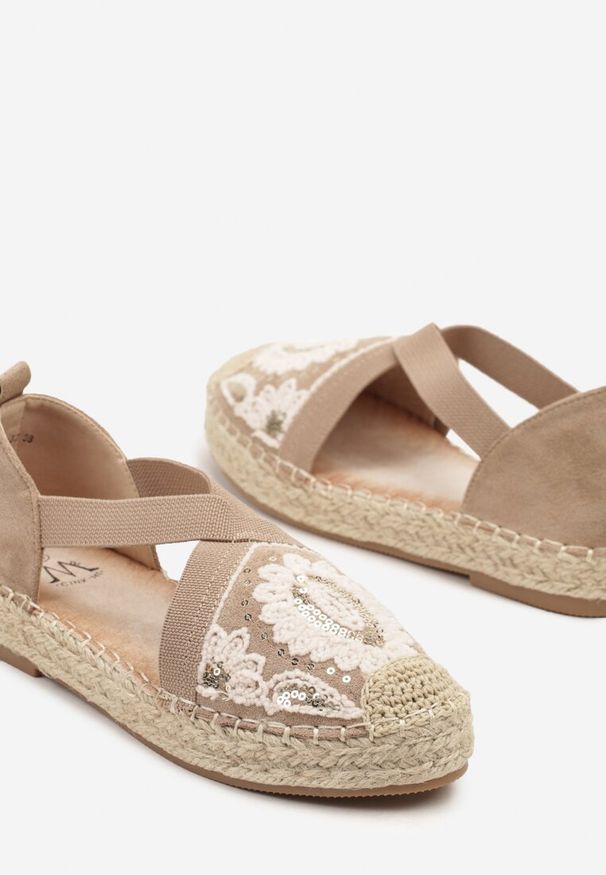Renee - Ciemnobeżowe Espadryle w Stylu Boho Zdobione Haftem Cekinami i Plecionką Idariva. Okazja: na spacer, na co dzień. Zapięcie: pasek. Kolor: beżowy. Materiał: jeans. Wzór: aplikacja, haft. Obcas: na obcasie. Styl: boho. Wysokość obcasa: niski
