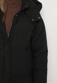 Born2be - Czarna Pikowana Kurtka o Długim Fasonie z Odpinanym Kapturem Daivera. Okazja: na spacer. Kolor: czarny. Materiał: dzianina. Długość: długie. Sezon: zima #3