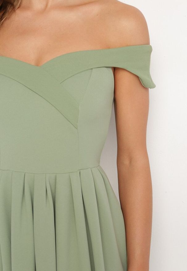 Born2be - Jasnozielona Koktajlowa Rozkloszowana Sukienka z Hiszpańskim Dekoltem i Rozcięciem na Nogę Gralia. Okazja: na studniówkę, na ślub cywilny, na wesele. Kolor: zielony. Typ sukienki: rozkloszowane. Styl: wizytowy