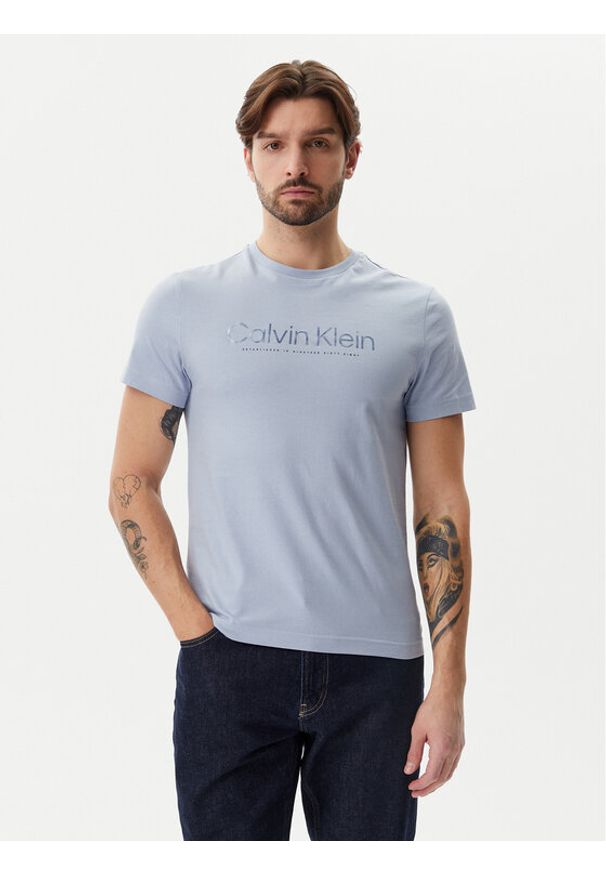 Calvin Klein T-Shirt Satin Bonded Logo K10K114162 Błękitny Regular Fit. Kolor: niebieski. Materiał: bawełna