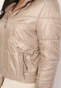 Born2be - Beżowa Pikowana Kurtka z Kapturem i Wsuwanymi Kieszeniami Terivel. Typ kołnierza: kaptur. Kolor: beżowy. Materiał: jeans. Styl: elegancki #7