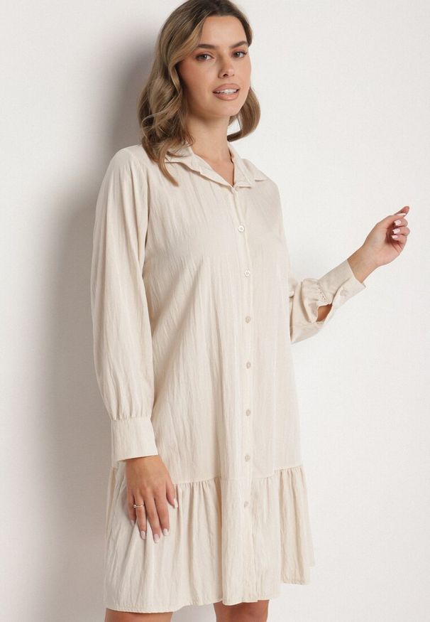 Born2be - Jasnobeżowa Sukienka z Wiskozą o Koszulowym Kroju z Falbanką Penzedi. Okazja: na co dzień. Typ kołnierza: kołnierzyk klasyczny. Kolor: beżowy. Materiał: wiskoza. Długość rękawa: długi rękaw. Typ sukienki: koszulowe. Styl: casual, elegancki, klasyczny