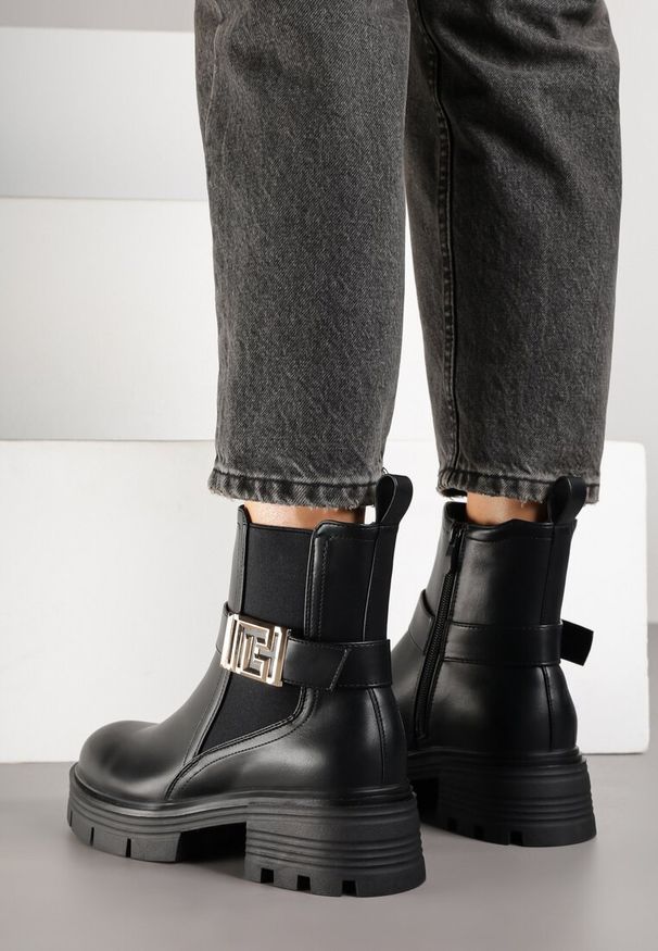 Renee - Czarne Botki Sztyblety Zdobione Metaliczną Aplikacją Cedorie. Okazja: na co dzień. Zapięcie: zamek. Kolor: czarny. Materiał: jeans. Wzór: aplikacja. Sezon: zima, jesień. Obcas: na płaskiej podeszwie. Styl: casual, elegancki