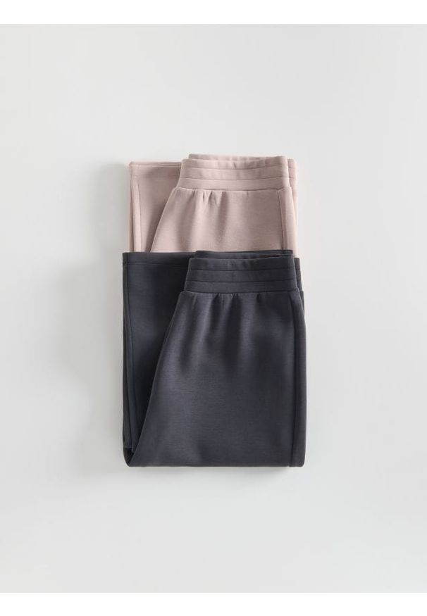 Reserved - Dresowe spodnie z modalem - granatowy. Kolor: niebieski. Materiał: dresówka