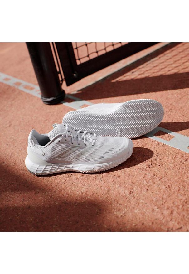 Adidas - Buty tenisowe damskie ADIDAS Defiant Speed na mączkę ceglaną. Kolor: szary, biały, wielokolorowy. Materiał: tkanina, mesh. Szerokość cholewki: normalna. Sport: tenis