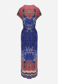 Renee - Niebieska Sukienka o Kopertowym Kroju w Ornamentalny Print Nalori. Okazja: na co dzień. Typ kołnierza: dekolt w serek. Kolor: niebieski. Wzór: nadruk. Typ sukienki: kopertowe. Materiał: materiał. Długość rękawa: krótki rękaw. Styl: boho, wakacyjny, casual. Długość: maxi #5