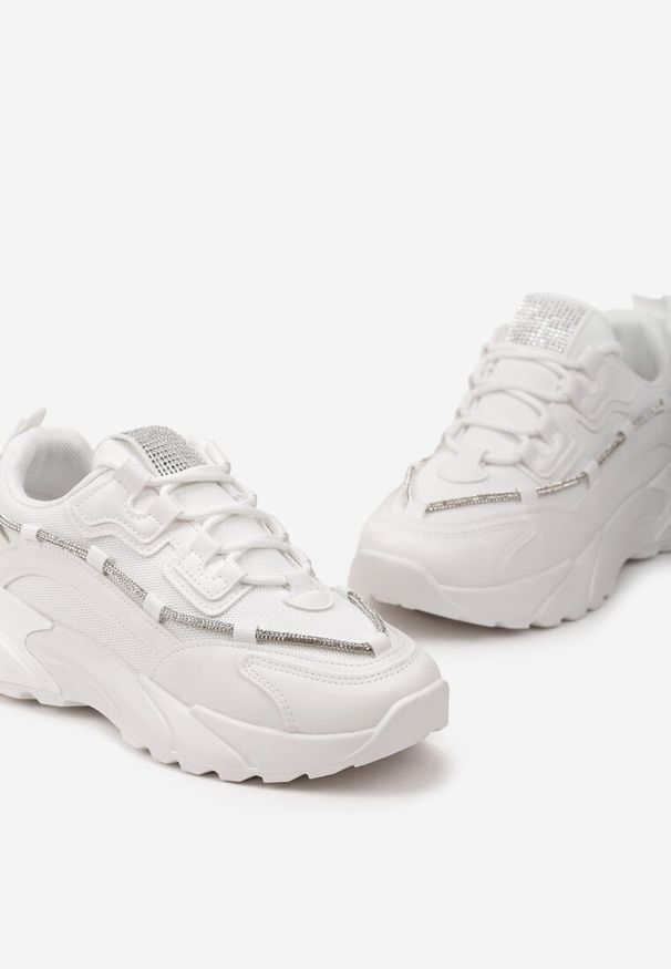 Born2be - Białe Sneakersy Ozdobione Biżuteryjnym Sznurkiem Aellwin. Kolor: biały. Szerokość cholewki: normalna. Wzór: aplikacja