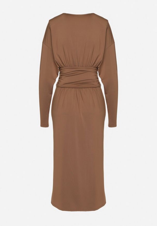 Born2be - Brązowa Sukienka Kopertowa z Wiskozą Zdobiona Marszczeniem Edivana. Kolor: brązowy. Materiał: wiskoza. Wzór: aplikacja. Typ sukienki: kopertowe. Styl: elegancki, klasyczny