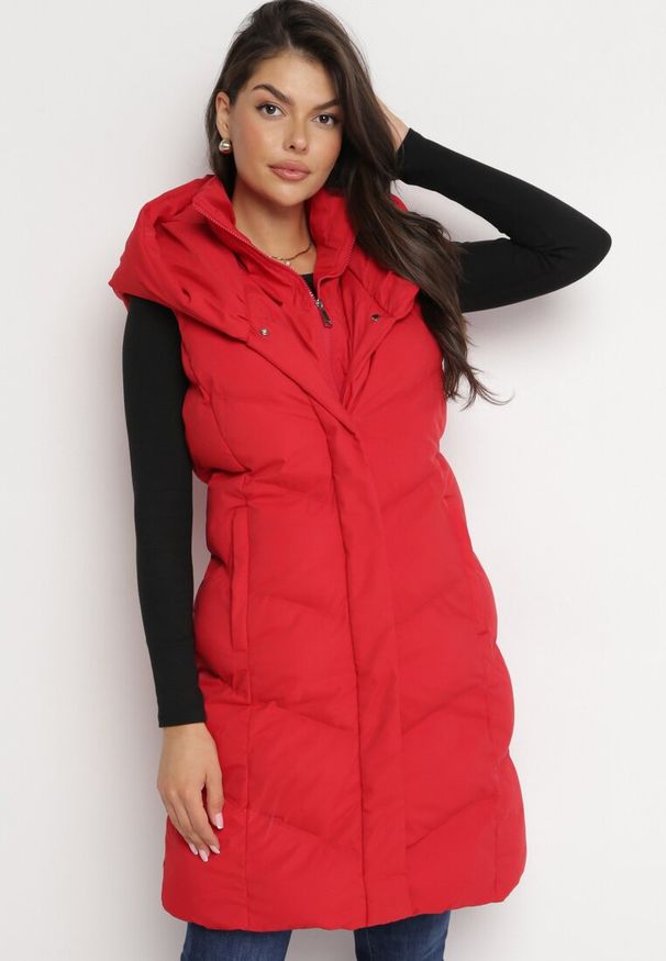 Born2be - Czerwona Długa Kamizelka Pikowana z Kapturem Elellaan. Typ kołnierza: kaptur. Kolor: czerwony. Materiał: futro. Długość: długie. Wzór: aplikacja