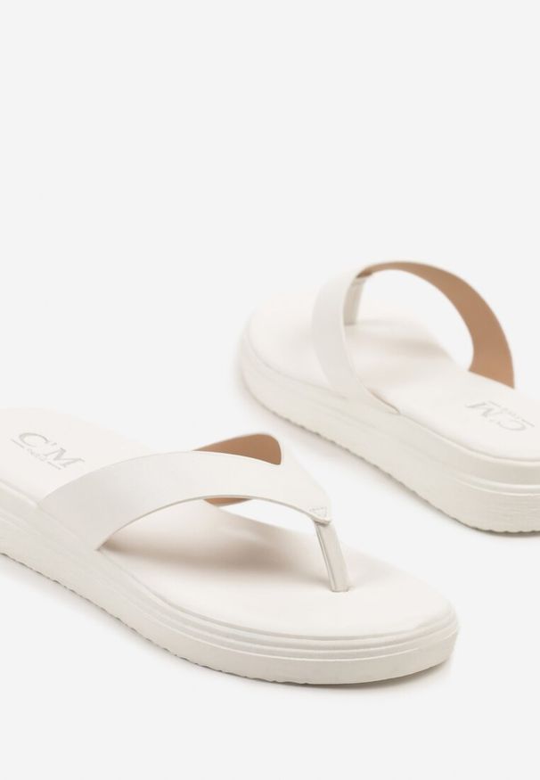 Born2be - Białe Casualowe Japonki na Niskim Koturnie Kinarena. Okazja: na co dzień. Kolor: biały. Materiał: jeans. Obcas: na koturnie. Styl: casual