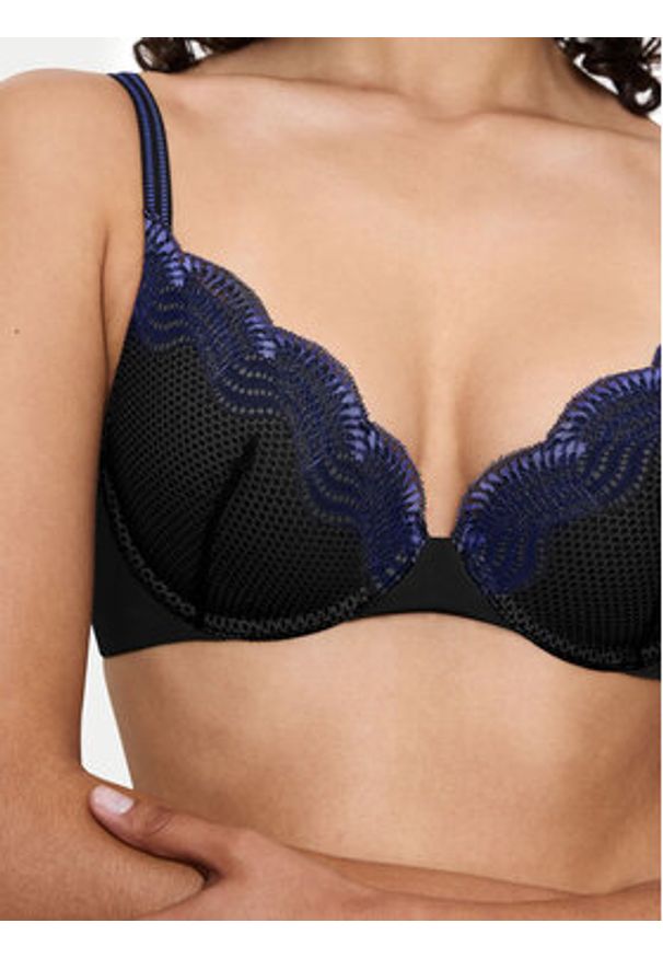 Triumph Biustonosz push-up Comfort Glam 10224965 Czarny. Kolor: czarny. Materiał: syntetyk. Rodzaj stanika: push-up