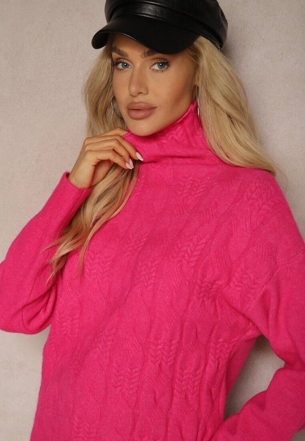 Renee - Fuksjowy Casualowy Golf z Tłoczonym Wzorem Daivyn. Okazja: na co dzień. Typ kołnierza: golf. Kolor: różowy. Sezon: zima. Styl: casual