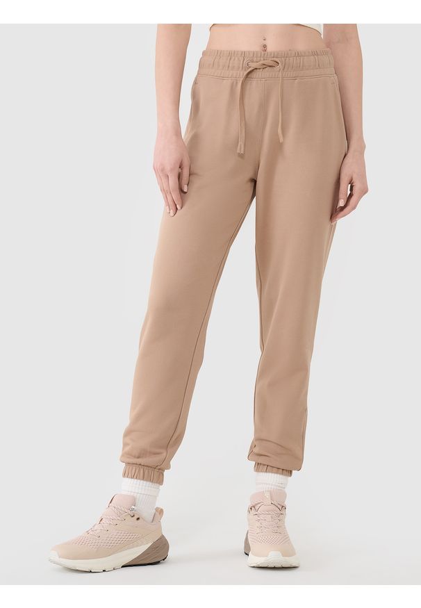 4f - 4F Spodnie dresowe joggery damskie - beżowe M. Kolor: beżowy. Materiał: dresówka. Wzór: gładki, ze splotem