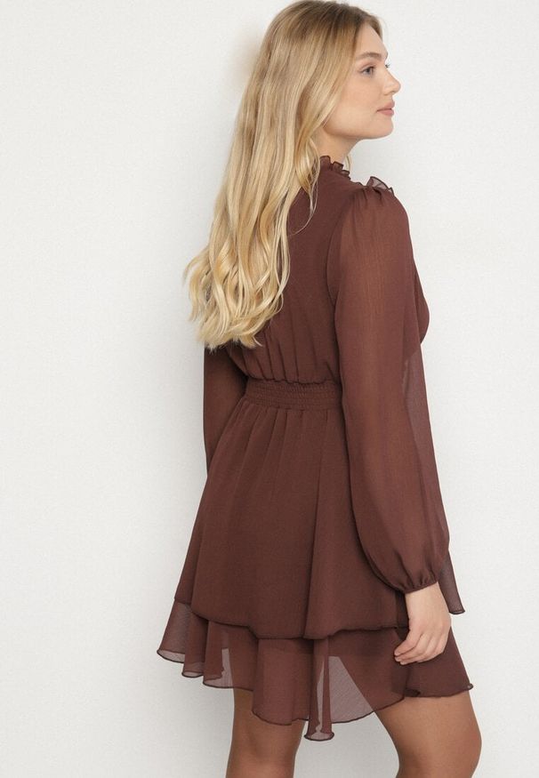 Born2be - Brązowa Rozkloszowana Sukienka Siateczkowa z Bufiastymi Rękawami Isovana. Okazja: na co dzień. Kolor: brązowy. Styl: casual, elegancki