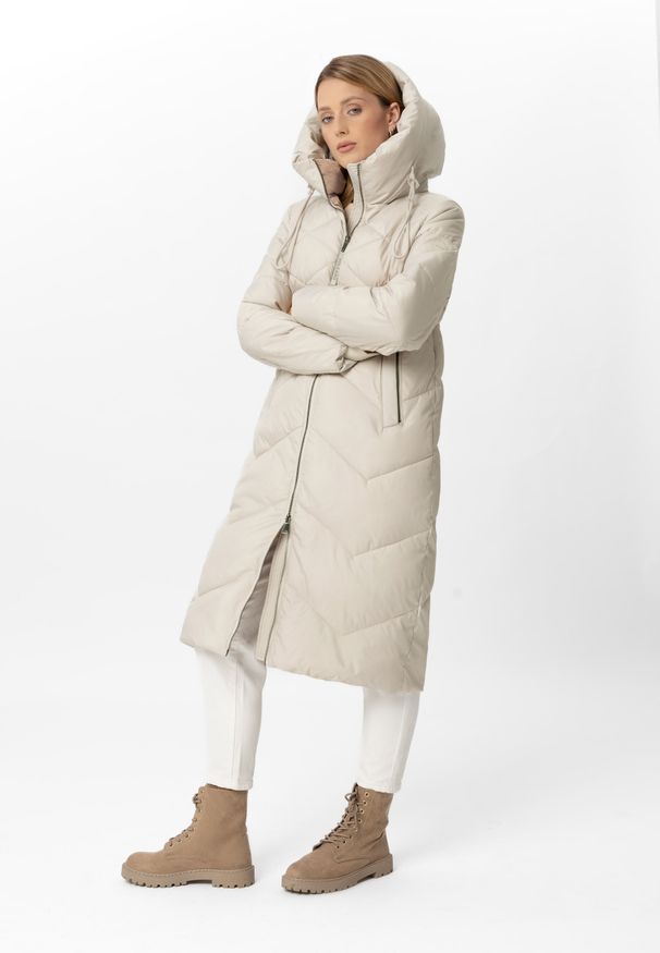 Volcano - Długi, pikowany płaszcz J-CELESTE. Typ kołnierza: kołnierzyk stójkowy. Materiał: poliester, materiał. Długość: długie. Sezon: zima