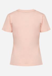 Born2be - Jasnoróżowy Bawełniany Klasyczny T-shirt Ozdobiony z Przodu Metalicznym Nadrukiem Timazela. Okazja: na co dzień. Kolor: różowy. Materiał: bawełna. Wzór: nadruk, aplikacja. Styl: klasyczny #4