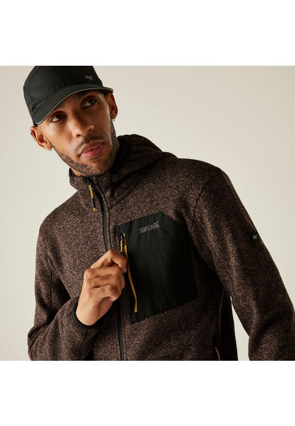 Regatta - Polar męski rozsuwany z kapturem Newhill. Typ kołnierza: kaptur. Kolor: brązowy. Materiał: polar. Wzór: melanż, aplikacja. Styl: sportowy