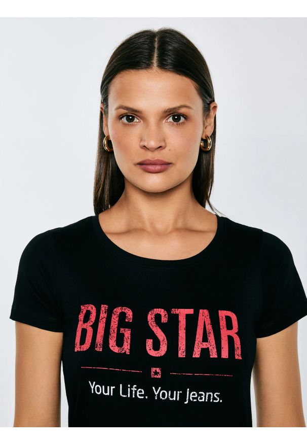 Big-Star - Koszulka damska o klasycznym kroju czarna Brunona 906. Kolor: czarny. Materiał: bawełna, jeans. Wzór: aplikacja, nadruk. Styl: klasyczny