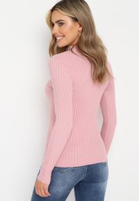 Born2be - Różowy Dopasowany Sweter Golf z Ozdobnymi Guzikami Oppanla. Typ kołnierza: golf. Kolor: różowy. Materiał: tkanina, dzianina. Długość rękawa: długi rękaw. Długość: długie. Wzór: aplikacja #2