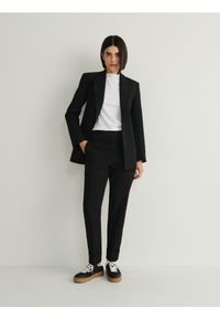 Reserved - Spodnie z mankietami - czarny. Kolor: czarny. Materiał: wiskoza, tkanina. Wzór: gładki. Styl: klasyczny