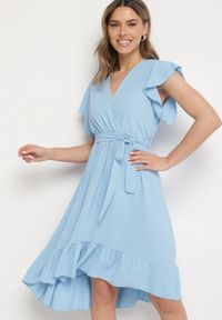 Born2be - Jasnoniebieska Rozkloszowana Sukienka Ozdobiona Falbanką i Paskiem Natiellea. Okazja: na co dzień. Typ kołnierza: kołnierz z falbankami. Kolor: niebieski. Wzór: aplikacja. Styl: casual