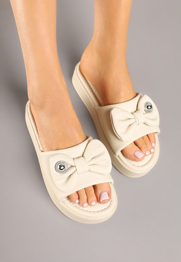 Born2be - Beżowe Klapki na Grubej Podeszwie z Kokardką Meradriella. Okazja: na plażę, na co dzień. Kolor: beżowy. Materiał: jeans. Wzór: ażurowy, aplikacja. Sezon: lato. Styl: casual