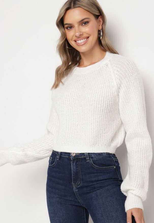 Born2be - Biały Klasyczny Sweter o Krótszym Kroju Zinoraya. Okazja: na co dzień. Kolor: biały. Materiał: jeans, bawełna. Długość rękawa: długi rękaw. Długość: krótkie. Sezon: zima, jesień. Styl: klasyczny