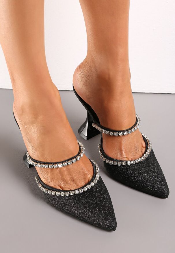 Renee - Czarne Brokatowe Klapki na Klepsydrze z Ozdobnymi Paskami z Cyrkoniami Jesssoft. Kolor: czarny. Styl: wizytowy