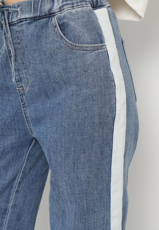 Born2be - Niebieskie Jeansy o Szerokim Kroju z Gumką w Pasie i Lampasami Nusaria. Okazja: na co dzień. Kolor: niebieski. Styl: casual, elegancki