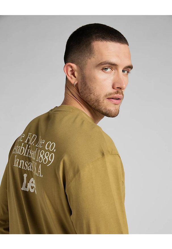 Lee - LEE LS LOGO LOOSE TEE MĘSKA KOSZULKA Z DŁUGIM RĘKAWEM LOGO L69AFQ85 112321850. Okazja: na co dzień. Materiał: tkanina, skóra, bawełna, jeans, materiał. Długość rękawa: długi rękaw. Długość: długie. Wzór: haft, nadruk. Styl: elegancki, casual, klasyczny