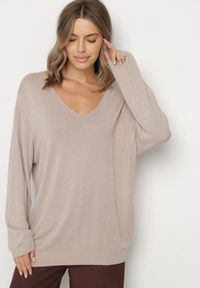 Born2be - Beżowy Wiskozowy Sweter o Pudełkowym Kroju z Metaliczną Nitką Essmia. Okazja: na co dzień, na spacer. Typ kołnierza: dekolt w serek. Kolekcja: plus size. Kolor: beżowy. Materiał: wiskoza. Styl: klasyczny, casual #6