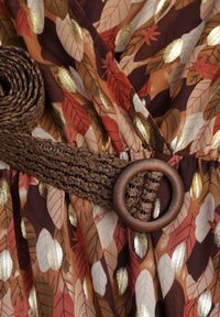 Renee - Brązowa Sukienka Bancroft z Błyszczącym Nadrukiem. Okazja: na co dzień. Kolor: brązowy. Wzór: nadruk. Sezon: wiosna. Styl: casual #3