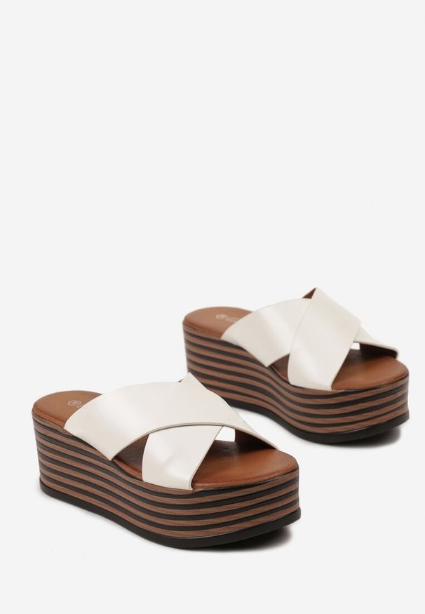 Renee - Białe Klapki na Grubej Podeszwie z Krzyżującymi się Paskami Flemaria. Okazja: na spacer, na plażę. Kolor: biały. Wzór: paski