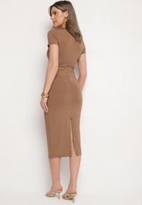 Born2be - Brązowa Sukienka Dopasowana Bodycon z Dekoltem w Serek Efricene. Okazja: na co dzień. Typ kołnierza: dekolt w serek. Kolor: brązowy. Materiał: jeans. Długość rękawa: krótki rękaw. Typ sukienki: bodycon. Styl: klasyczny, casual #7