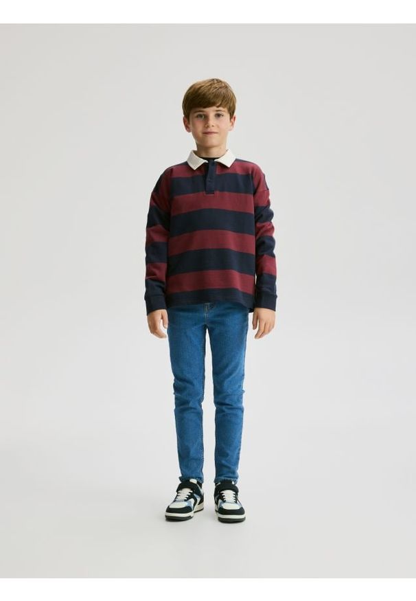 Reserved - Longsleeve polo w paski - granatowy. Typ kołnierza: polo. Kolor: niebieski. Materiał: bawełna, dzianina. Długość rękawa: długi rękaw. Wzór: paski