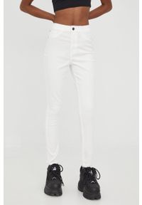 JDY jeansy damskie high waist. Stan: podwyższony. Kolor: biały