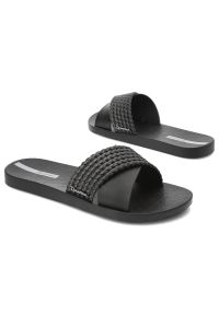 Czarne Klapki Ipanema Modne Wsuwane Obuwie Damskie. Okazja: na co dzień, na plażę, na spacer. Kolor: czarny. Wzór: paski. Sezon: lato. Obcas: na płaskiej podeszwie. Styl: street, casual, elegancki #3