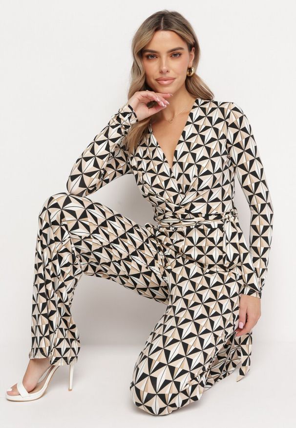 Born2be - Beżowo-Czarny Taliowany Kombinezon w Geometryczne Wzory z Materiałowym Paskiem Lirasea. Okazja: na co dzień. Kolor: beżowy. Materiał: materiał. Wzór: geometria. Styl: casual
