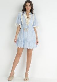 Born2be - Niebieska Bawełniana Sukienka z Ażurowym Zdobieniem i Chwostami Adenthea. Kolor: niebieski. Materiał: bawełna. Wzór: ażurowy, aplikacja. Długość: mini #5